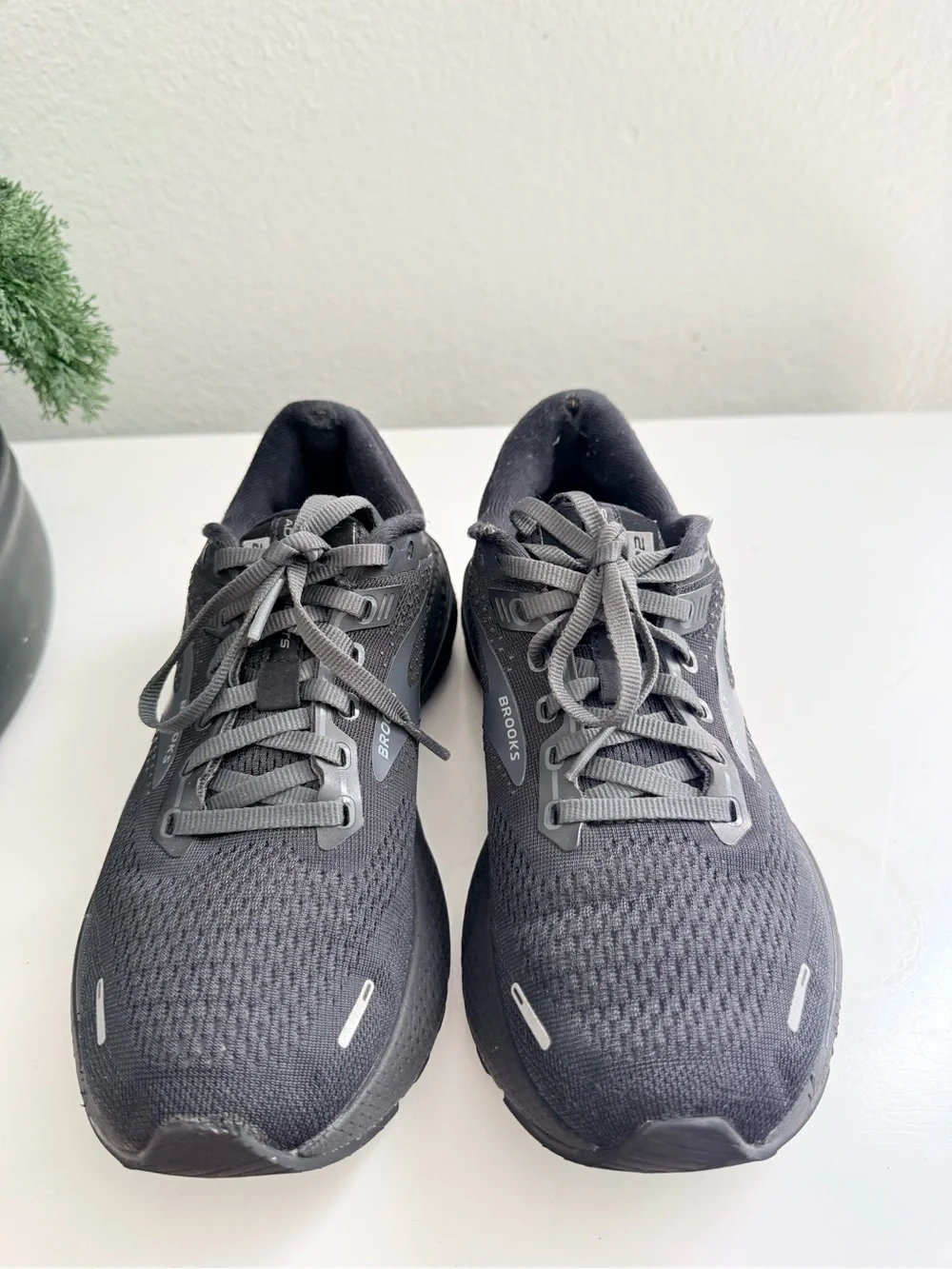 Brooks women size 7.5 Adrenaline GTS 22 Black and Dark Gray Running Shoes